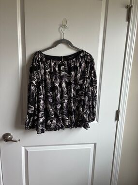 Ava & Grace Black Blouse with White Floral Print